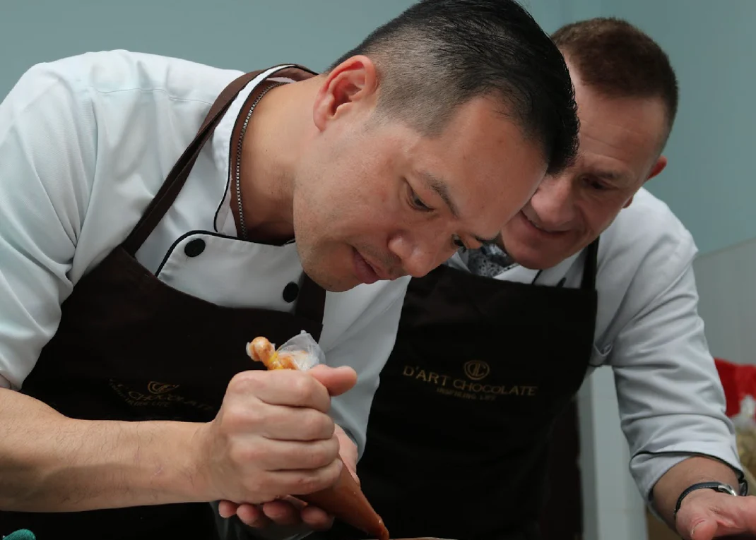 Finishing a bonbon by hand