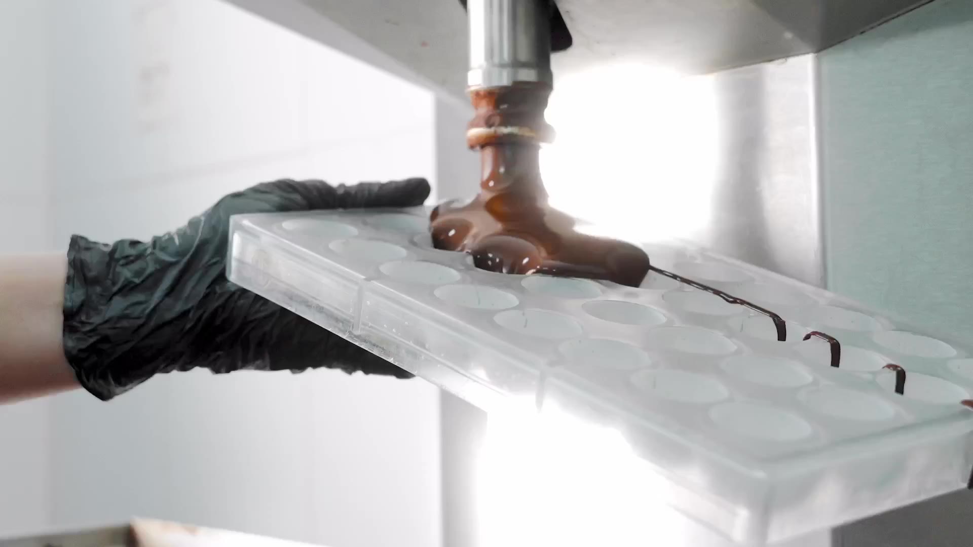 A polycarbonate mould filled under a depositing head